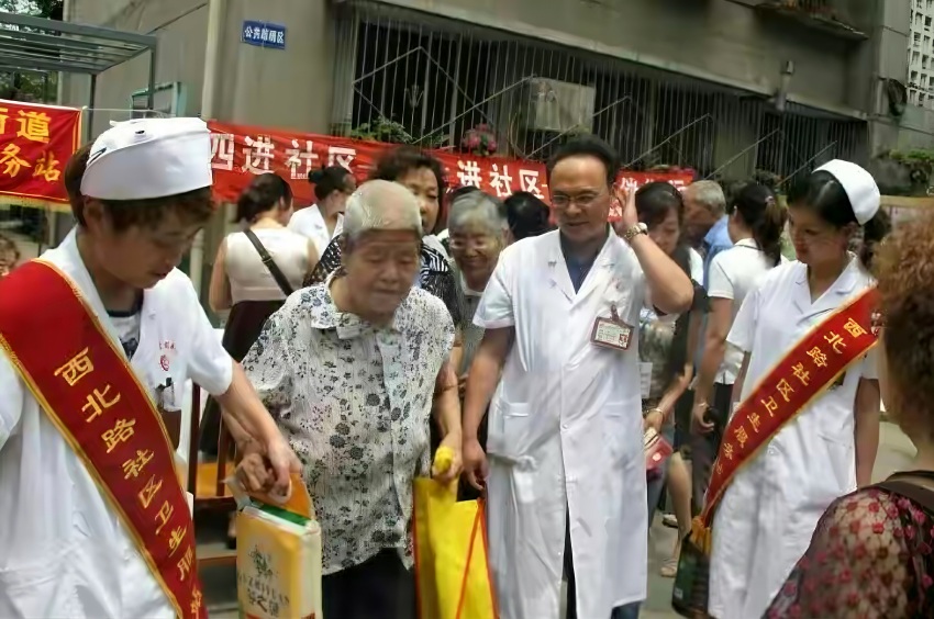 田伟义诊送关怀。受访者供图