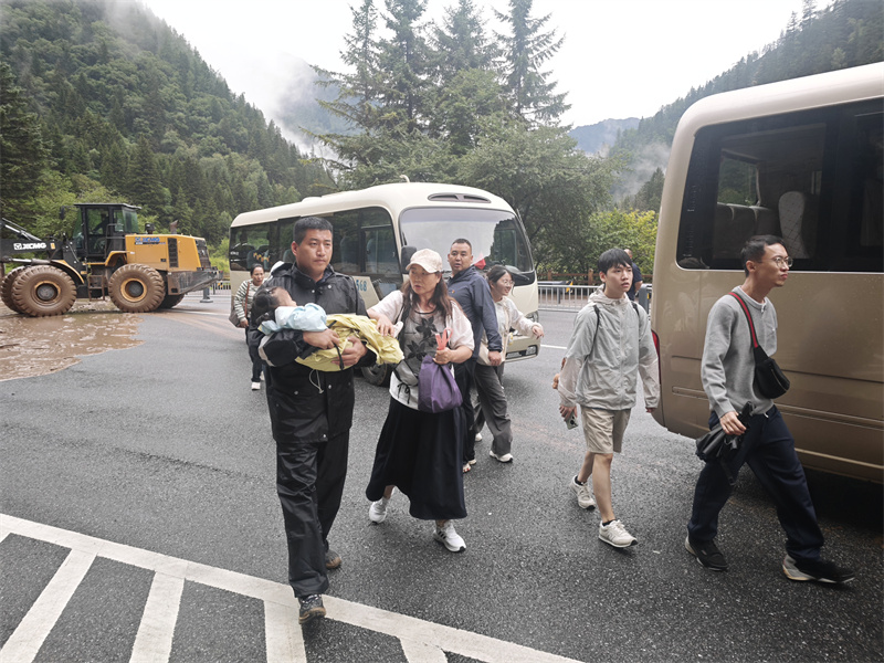 工作人员帮助游客。九管局供图