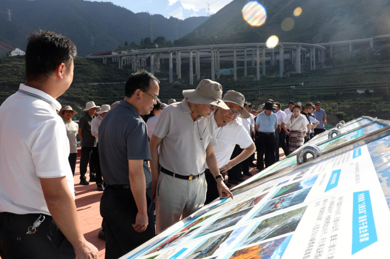 参会学习人员前往泸桥镇咱里村开展现场教学。四川省人大供图