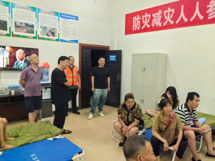 转移安置群众。四川省自然资源厅供图