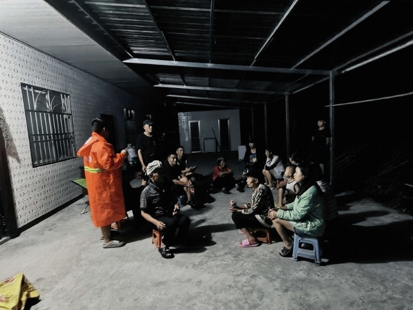转移安置群众。四川省自然资源厅供图
