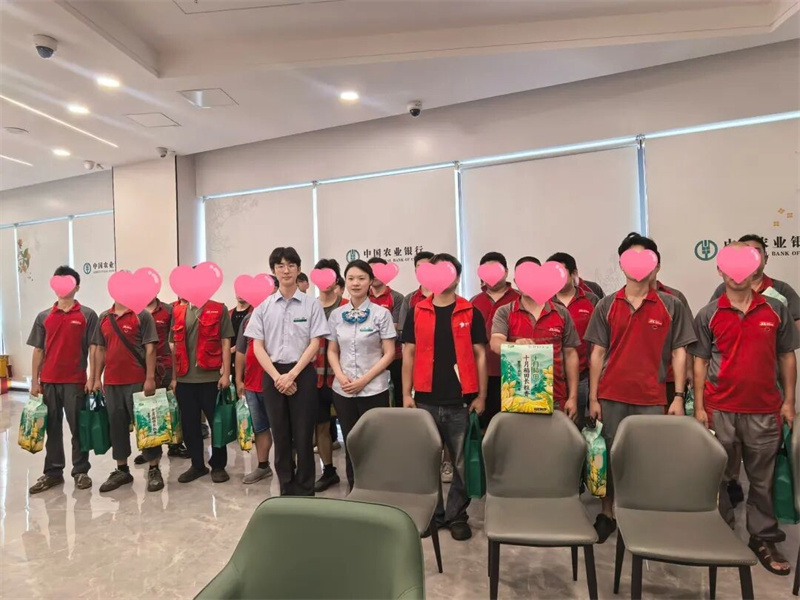 成華太升支行給快遞員送防暑物質。農行四川省分行供圖