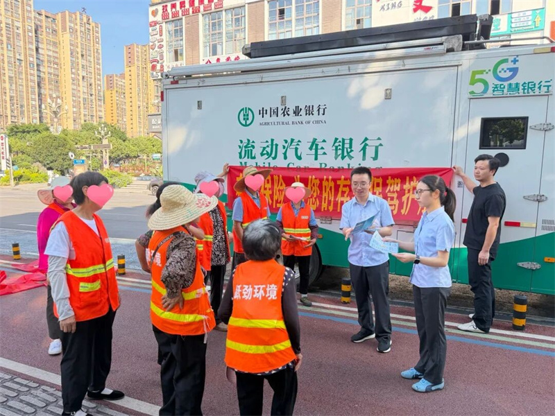 流動汽車銀行服務戶外勞動者。農行四川省分行供圖