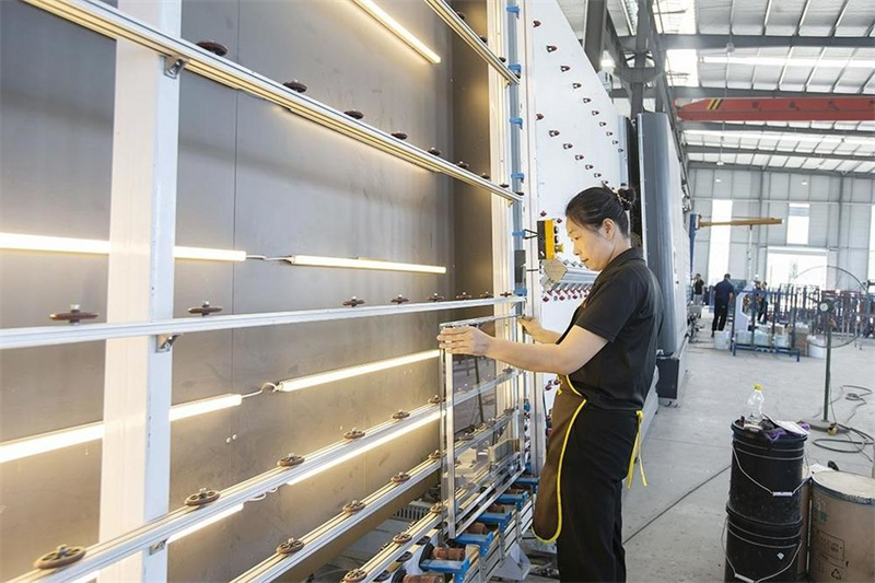 广宏玻璃科技有限公司生产车间。广元市融媒体中心供图