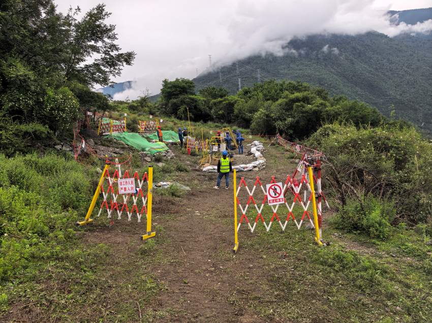 阿坝黑水扎窝至芦花110千伏线路工程基础开挖现场。受访单位供图