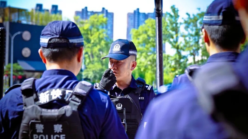 成都高新公安吗民警正在现场执勤。成都高新公安供图