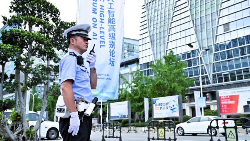 成都高新公安吗民警正在现场执勤。成都高新公安供图