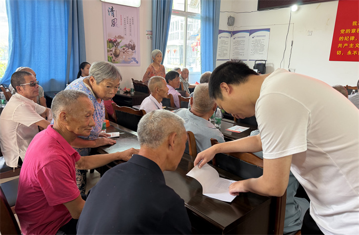 面对面答疑解惑。自贡市烈保中心供图