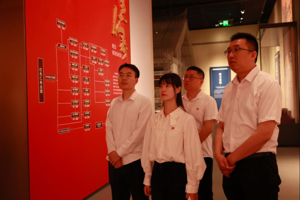 志愿服务队在仁寿县博物馆开展实地研学活动。何思青摄
