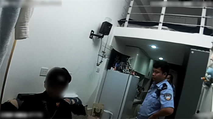 民警劝说轻生男子。新都公安供图