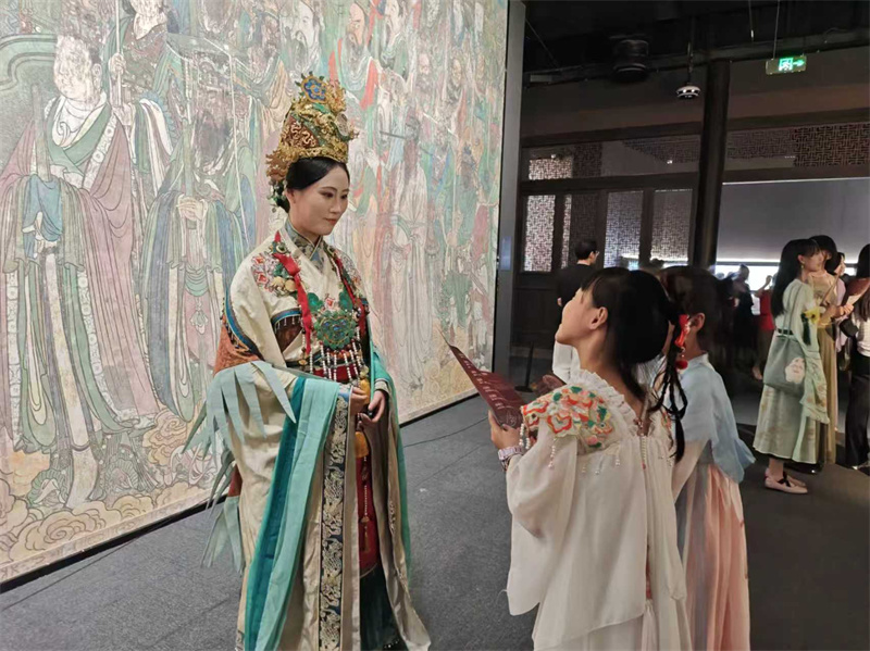 游客参观川博展厅。青羊区融媒体中心供图