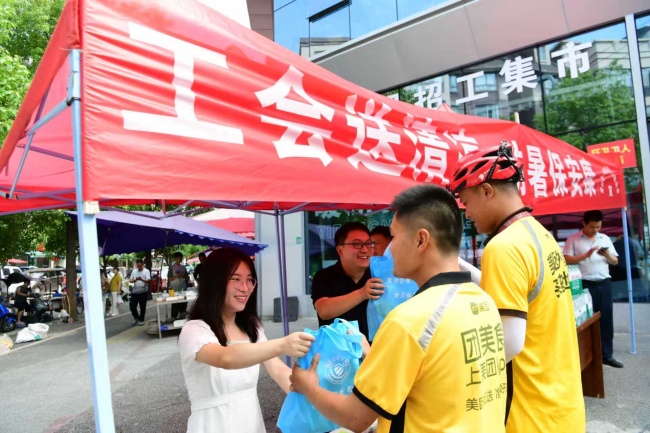 集中慰问活动现场。营山县委宣传部供图