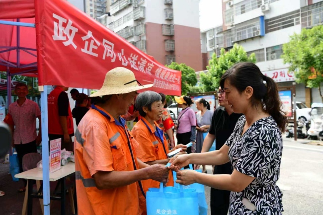 集中慰问活动现场。营山县委宣传部供图
