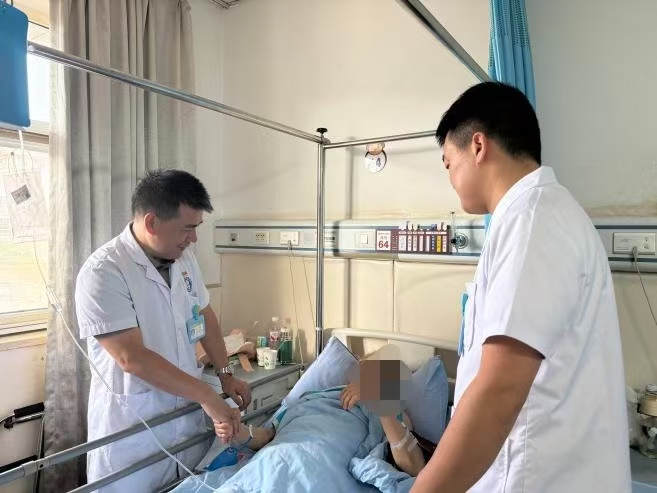 微创脊柱科团队正在治疗中。绵阳骨科医院供稿