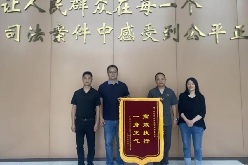 为表感谢，刘忠德为工作人员送上锦旗。仁寿县黑龙滩镇人民政府供图
