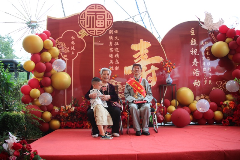 陈大国和妻子、孙子喜过生日留影。宣汉县委宣传部供图