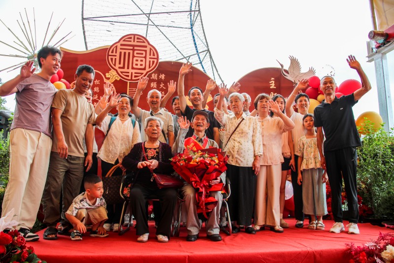 陈大国与亲属们合影。宣汉县委宣传部供图