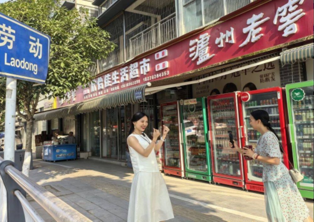 乐至文旅推荐官进行探店拍摄。乐至县烟草专卖局供图
