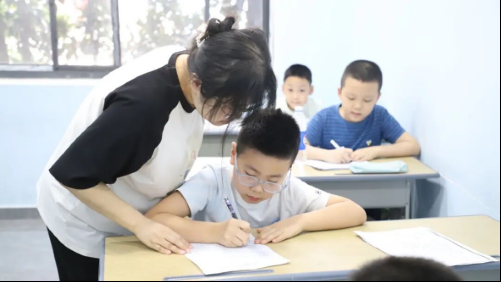 老师为学生辅导作业。通川区委宣传部供图