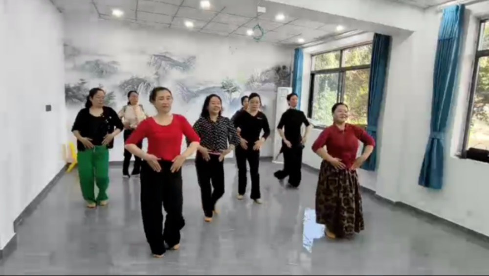 社区居民练习舞蹈并参加比赛。通川区委宣传部供图