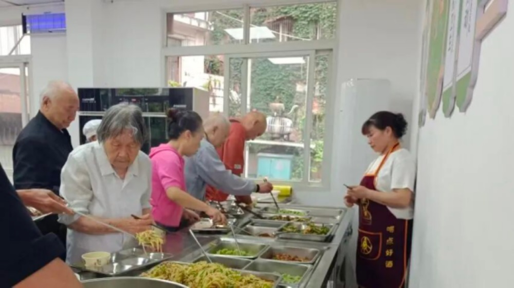 社区居民在共享食堂用餐。通川区委宣传部供图