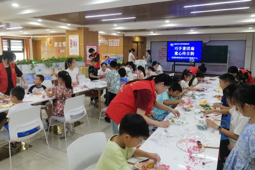 雁江区拱城社区依托党群服务中心开展“巧手著团扇 童心传古韵亲”非遗手工体验。中共资阳市委组织部供图