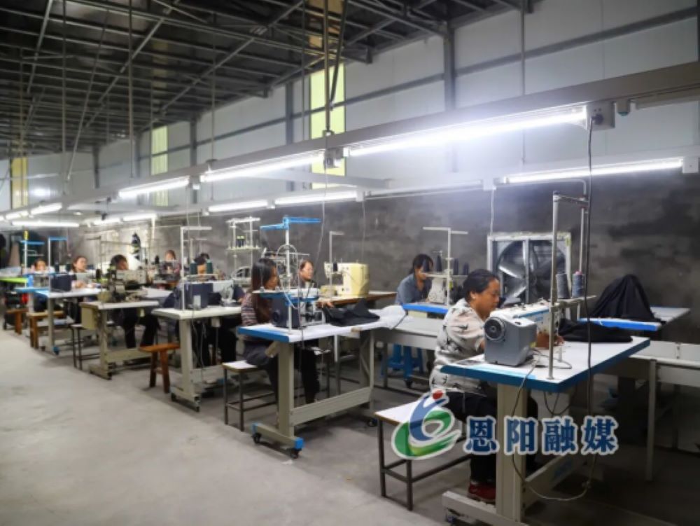 下八庙镇石桥村幸福工坊工人加工服饰。恩阳融媒供图