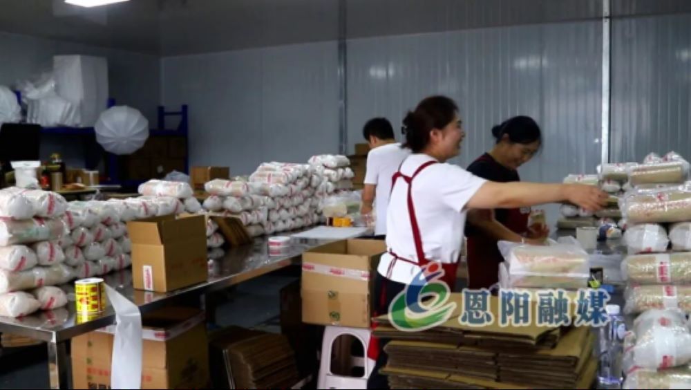 柳林镇罐子沟村胖娃娃食品加工厂工人打包农产品通过直播带货。恩阳融媒供图