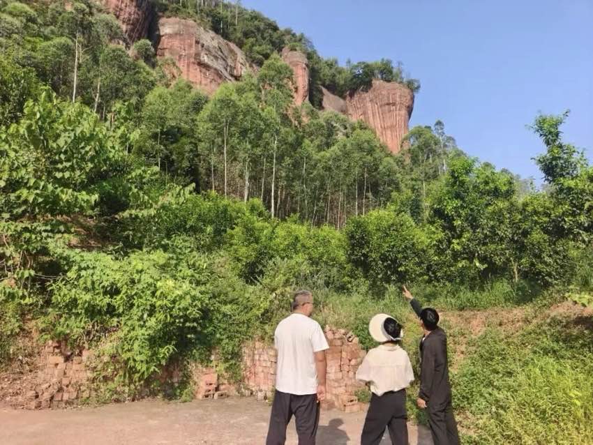 唐孟军（右）现场查看风险隐患。张弛摄