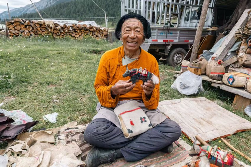 手工艺人正在展示自己的作品。巴塘县委宣传部供图