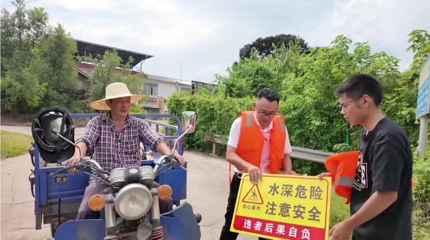 工作人员深入田间河道等真实危险水域实景拍摄。周琳摄