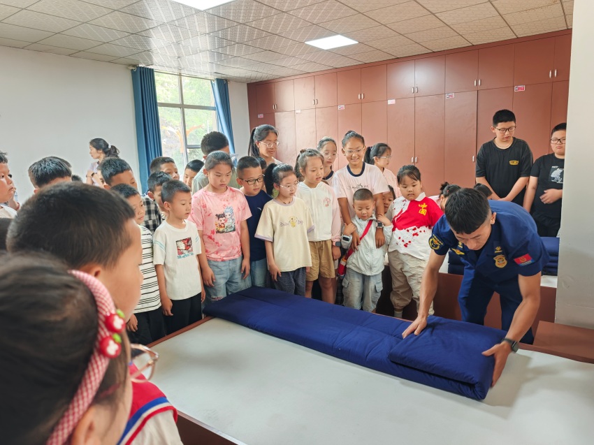 在甘孜丹巴，小朋友参观学习消防员内务整理。四川省消防救援总队供图