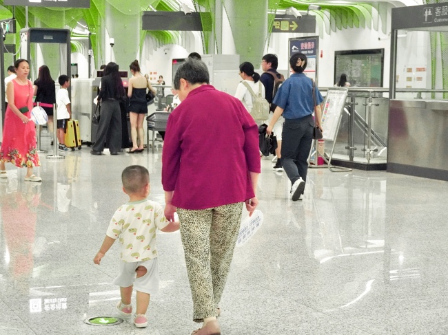 小朋友在地铁站内纳凉。成都轨道集团供图