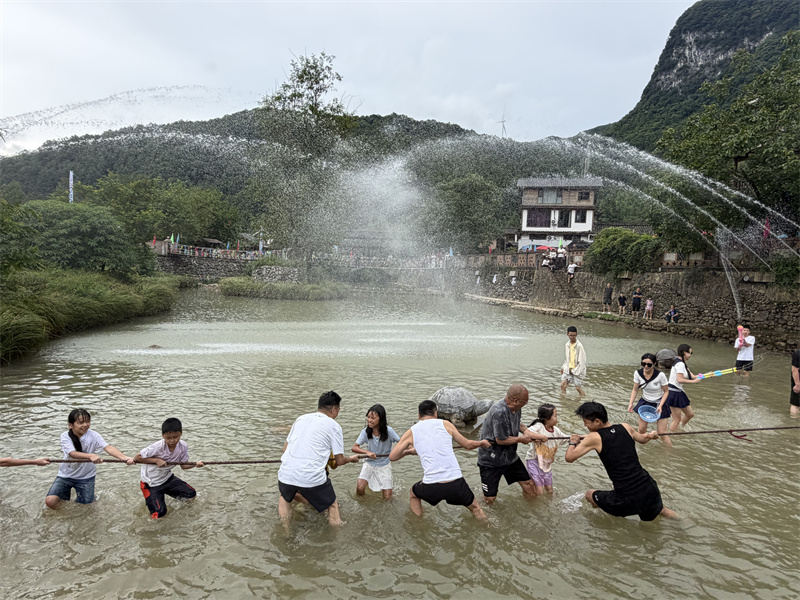 水中拔河。张文良供图