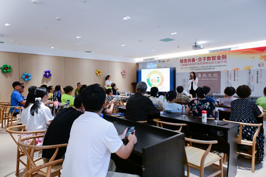 活动现场律师代表正在介绍公益法律服务内容。北京安博（成都）律师事务所供图