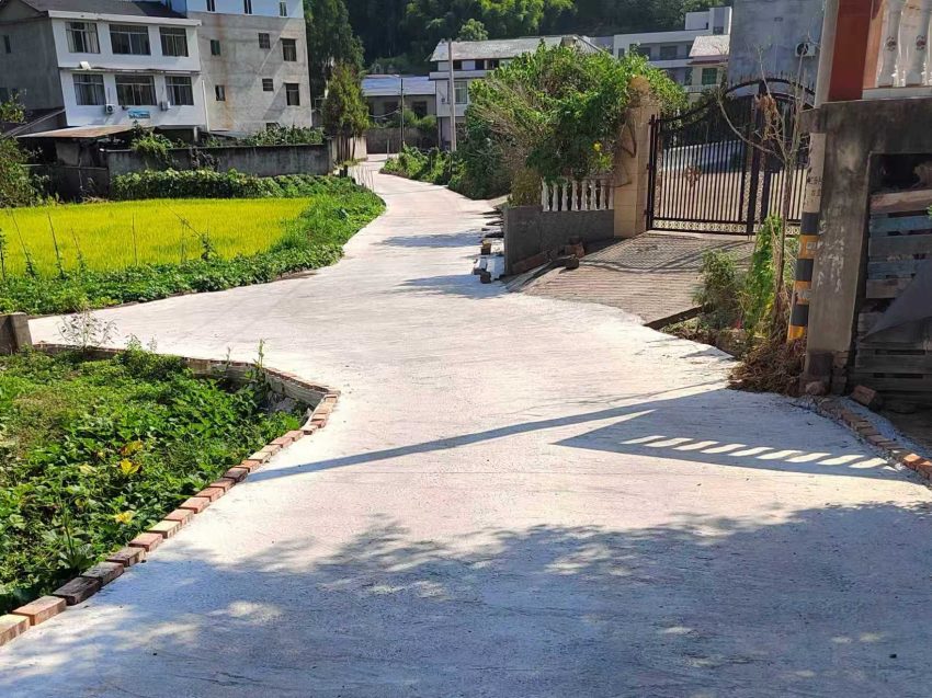 修缮后的通村水泥路。高升乡供图