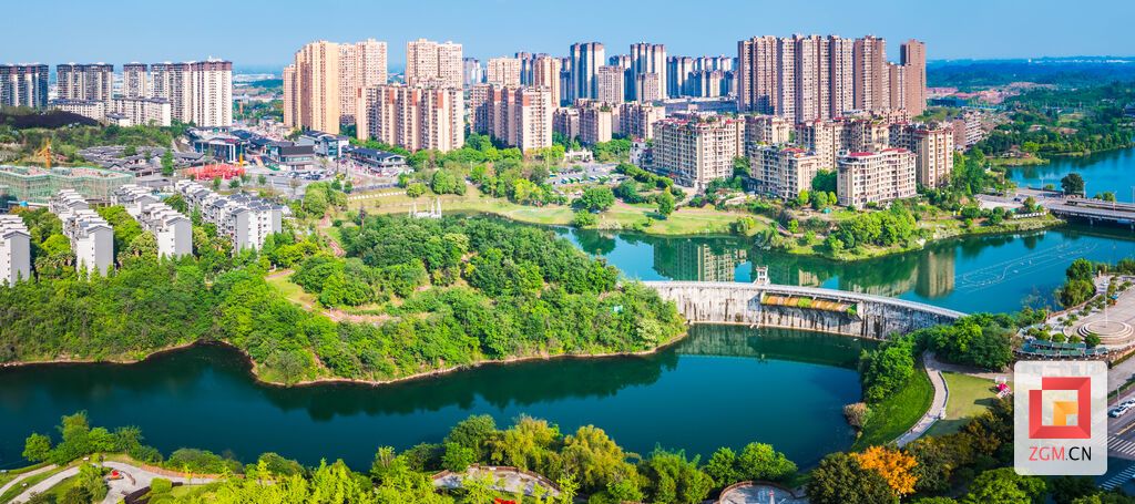 城拥碧水，景入画屏。 记者 宋姿熠 摄