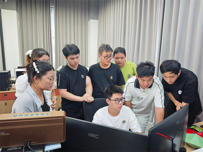年轻且专注的“导演”们。刘直忱摄