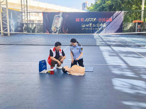 一线执法人员学习专业救护技能。广元市融媒体中心供图
