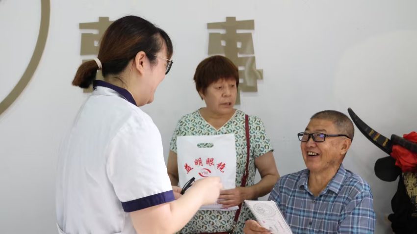 工作人员现场为老人配镜。林琳摄