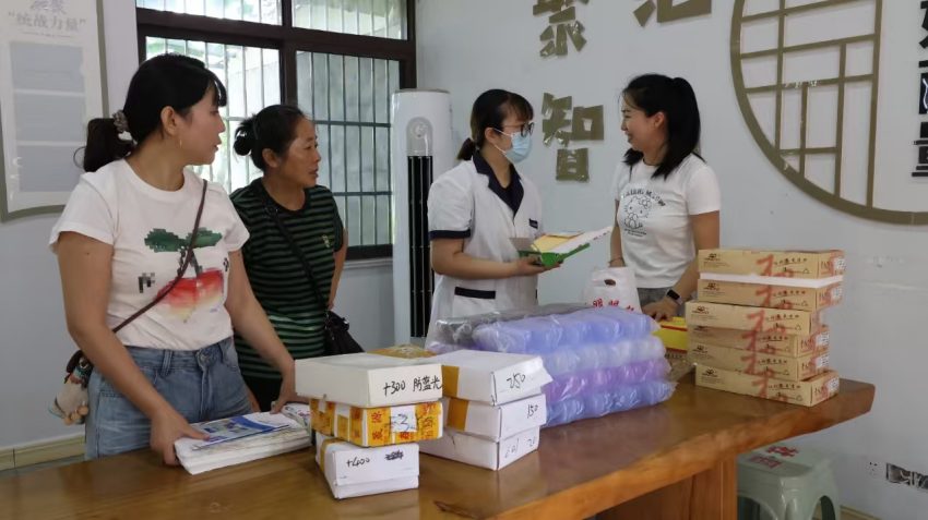 社区工作人员了解情况。林琳摄