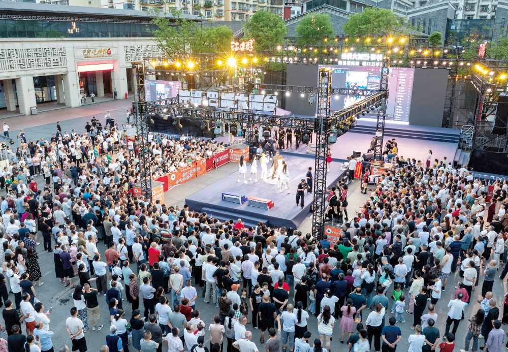 在巴城记忆举办的大舞台惠民演出火热开演，市民齐聚现场乐享精彩文艺盛宴。巴中市委宣传部供图