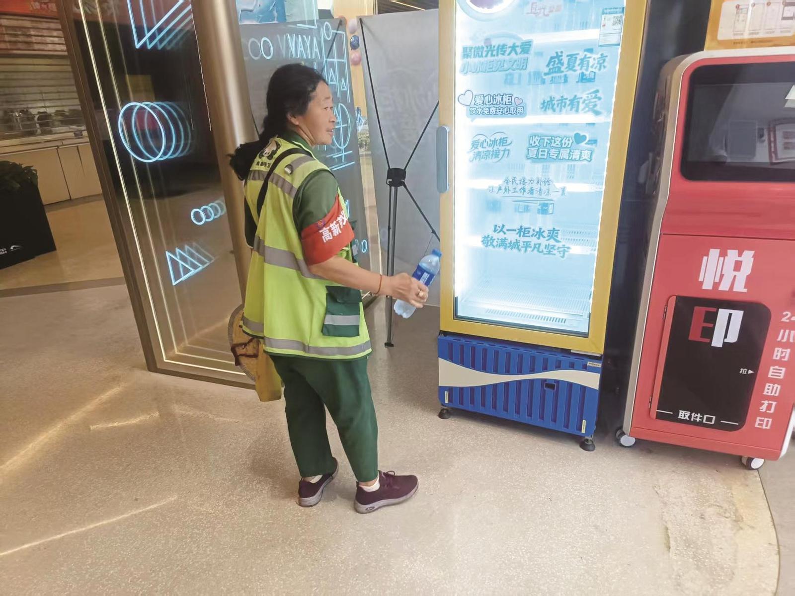 环卫工人正在免费领取矿泉水
