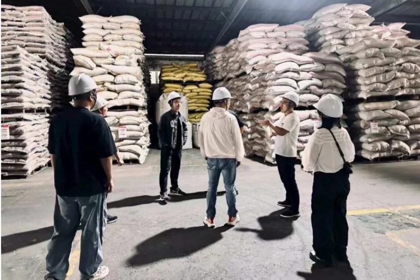 执法部门深入企业会同专家“把脉问诊”。眉山市东坡区司法局供图