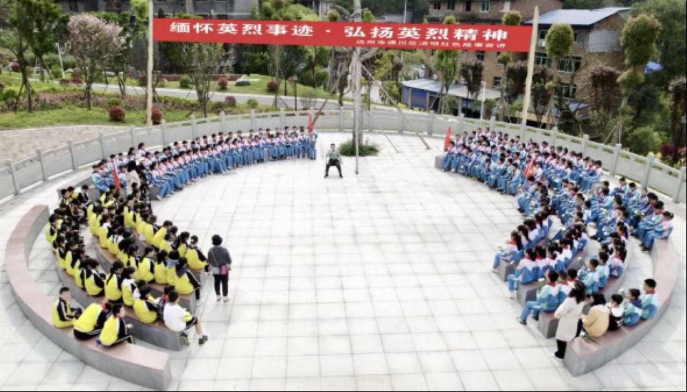 清明期间，达州通川红色故事宣讲人为学校学生宣讲。丁菡摄