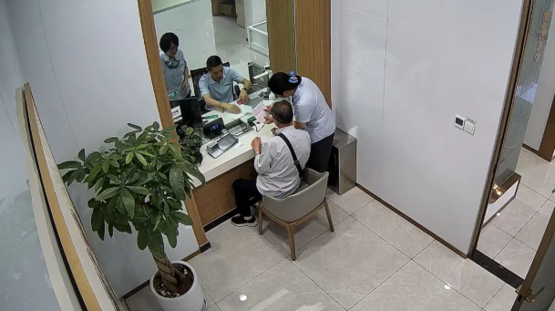 农行工作人员在给老人办理业务。农行四川省分行供图