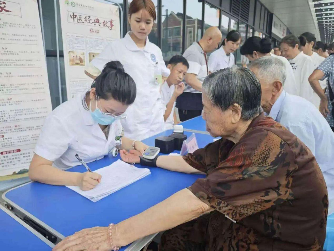 医护为老年群众测量血压。自贡市第三人民医院供图