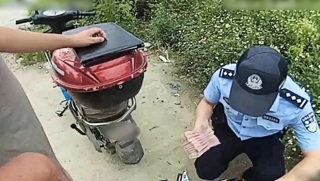 民警在路边发现不明“现金”。新都公安供图