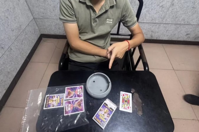 黄某某“出老千”的作案工具。新都公安供图