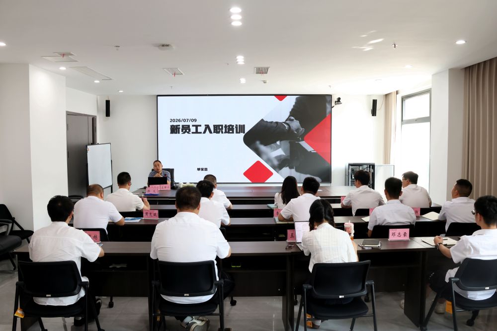 四川诚正建科新材料有限公司内，新入职员工参加商务管理岗前培训。通江县委宣传部供图